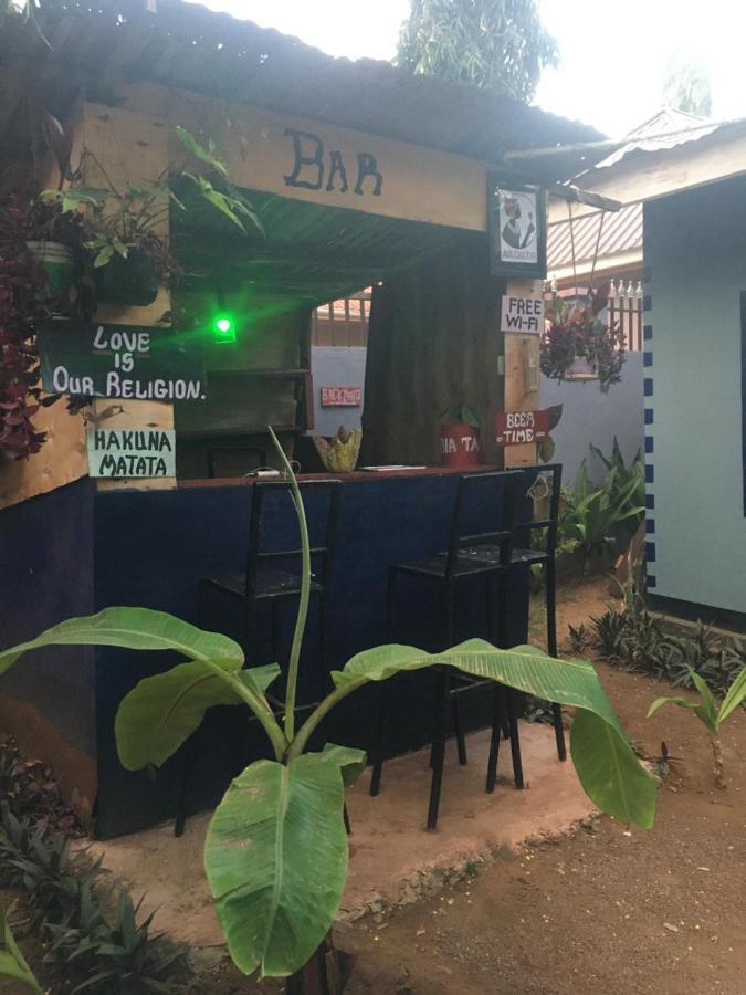Appartamento Ava Garden Backpackers Mto wa Mbu Esterno foto